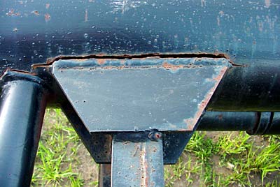 Orange Ox - Orange Ox Self Un-loading Hay Trailers - This happened to a single latch trailer. You never have to worry about this happening on the Orange Ox with our double latch system.